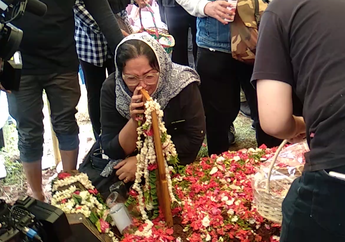 Ade Irawan Dikuburkan, Tangis Dewi Irawan Pecah Saat Menciumi Nisan Sang Ibunda