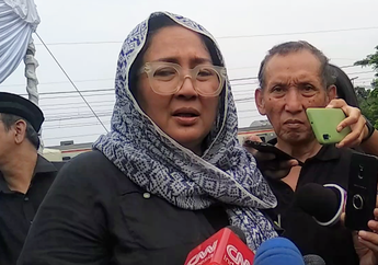 Ade Irawan Dikuburkan Satu Liang Lahat dengan Mendiang Suami, Dewi Irawan: Satu Kehormatan Pasangan Abadi