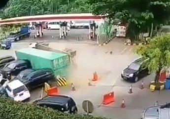 Bikin Shock! Truk Kontainer ini Tiba-tiba Terbalik dan Menimpa 7 Mobil yang Berada di Rest Area, Netizen: Dikata Mobil yang Dibawa Kecil Kali Ya Mau Ngedrift di Rest Area