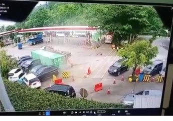 Pria Ini Hanya Alami Luka Ringan Meski Mobilnya Dihantam Kontainer yang Terguling, Lihat Bagaimana Teknologi Canggih pada Mobilnya Ini Bekerja Melindunginya