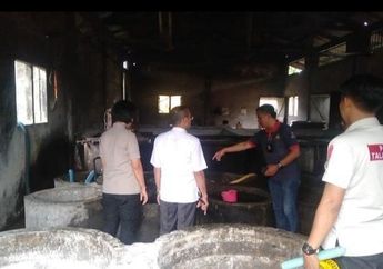 10 Tahun Beroperasi, Pabrik Soun Cap Ayam Digrebek Polisi! Ternyata Gunakan Kaporit hingga Tempat Pengadukan Adonan Penuh Kecoa dan Jentik Nyamuk: Baunya Menyengat