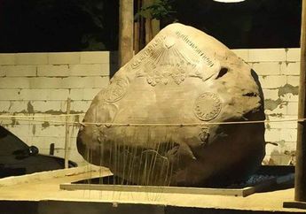 Sempat Bikin Anak-anak Kecil Ketakutan Hingga Tak Berani Pergi Ngaji, Prasasti Keraton Agung Sejagat yang Dibalut Kain Kafan serta Dihiasi Ukiran Naga dan Sperma Ternyata Cuma Jiplak dari Google!