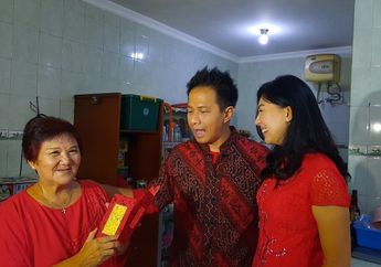 Delon Thamrin Berikan Angpau dan Emas Bermotif Naga Kepada Sang Ibunda di Hari Raya Imlek