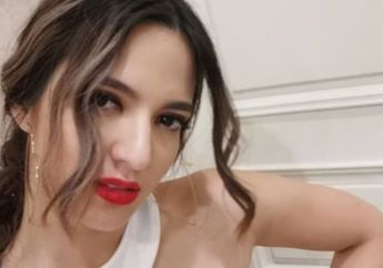 Rela Motoran Malam-malam Demi Santap Sate di Pinggir Jalan, Nia Ramadhani Sampai Tak Pake Helm dan Angkat Kakinya Gara-Gara Takut Kucing!