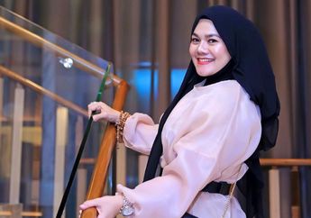 Mejeng di Parkiran, Janda Kaya Raya Sarita Abdul Mukti Tampil Simpel Tenteng Tas Branded Harga Ratusan Juta Rupiah