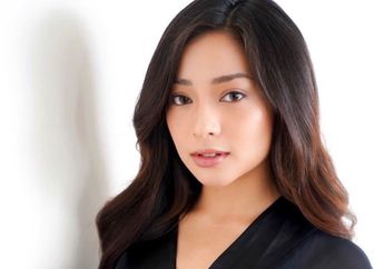 Pakai Slit Dress Super Seksi, Tampilan Nikita Willy yang Modis Justru Curi Perhatian!