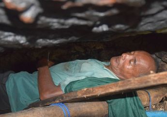 10 Tahun Tinggal Dalam Goa dan Hidup Sebatang Kara, Pria Berumur 50 Tahun Ini Tidur di Bawah Tebing dan Khawatir Saat Air Pasang: 'Kalau Malam Dingin Sekali'