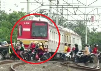 Viral Video KRL Terpaksa Ngalah Dan Berhenti Demi Para Pengendara Lewat di Jalurnya, Begini Kata Si Perekam...