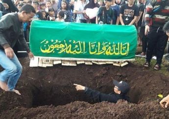 Mbak You Tegur 2 Artis Cantik Ini Saat Ziarah Makam Lina Zubaedah, Begini Kondisi Terakhir Peristirahatan Terakhir Mantan Istri Sule yang Tampak Beda dengan Sekitarnya