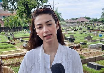 Damayanti Noor Dimakamkan Satu Liang Lahat dengan Chrisye, Velove Vexia Mengaku Terharu