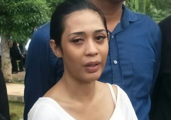 Merasa Janggal dengan Kematian Putrinya yang Disebut-sebut Jatuh dari Balkon Apartemen, Karen Pooroe: Anak Saya Takut Balkon