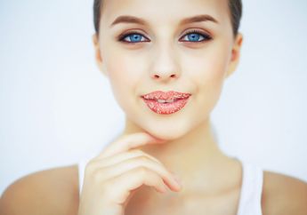 Cara Mencerahkan Bibir Kusam dengan Rangkaian Srcrub dari Bahan Alami