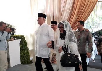 Senyum Merekah Hiasi Wajah Tutut Soeharto di Rangkaian Acara Adat Jelang Pernikahan Putra Ketiganya