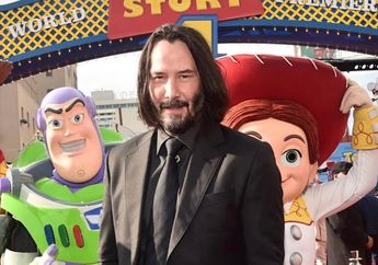 Penampilan Keanu Reeves di Lokasi Syuting Film Matrix 4 Bocor, Kenakan Jubah dan Sandal!