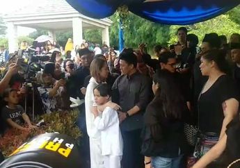 Video Pelukan Hangat Ariel untuk BCL Tepat di Depan Makam Ashraf Sinclair