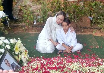 5 Bulan Menjanda Ditinggal Ashraf Sinclair, Dalam Balutan Hijab BCL Rayakan IdulAdha dengan Kunjungi Makam Sang Suami