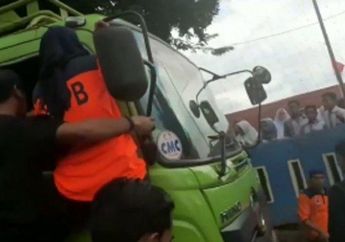 Ngamuk Lantaran Jalanannya Dirusak, Bupati Lebak Panjat Truk dan Marahi sang Sopir: Enak Aja Lu, Ada Izin Juga Kagak!