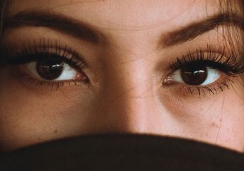 Hambur-hamburkan Uang Rp 25 Juta untuk Oplas Demi Mempercantik Diri, Wanita Ini Justru Tak Bisa Menutup Matanya!