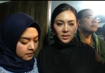 Syahrini dan Reino Barack Dikerubuti Bak Semut oleh Wartawan Saat Hadiri Acara Tahlilan Ashraf Sinclair hingga Sempat Tertahan, Adik Incess Langsung Pasang Wajah Jutek: Reno Masuk Duluan...