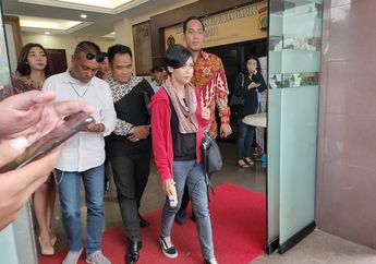 Karen Pooroe Dikonfrontir Polisi Terkait Kasus Dugaan Pengeroyokan oleh Suaminya