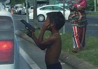 Sungguh Mengiris Hati, Demi Sesuap Nasi, Pengemis Cilik Ini Nekat Todongkan Pistol ke Pengendara Mobil saat Lampu Merah! Selanjutnya Hal Tragis Ini pun Terjadi