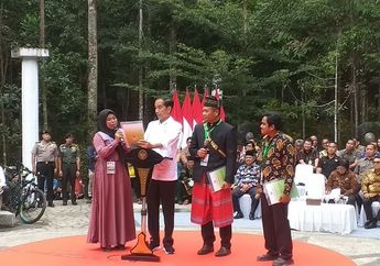 Curhat dengan Lantang saat Presiden Jokowi&nbsp;Berkunjung&nbsp;ke&nbsp;Riau, Ibu Asal Pelalawan&nbsp;Ungkapkan Isi Hatinya hingga Membuat Para Menteri dan Pejabat Terdiam!