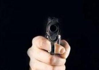 Hendak Menyerahkan Diri, Seorang Anggota Kelompok Kriminal Malah Apes Lantaran Tertembak oleh Senjatanya Sendiri di Bagian Pinggang Hingga Menembus Betis!