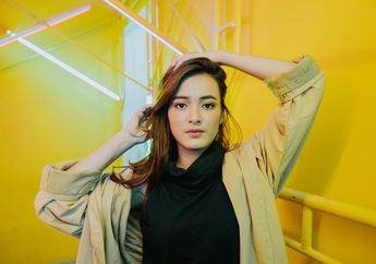 Bak Pidadari Tak Bersayap, Mawar Eva Tampil Anggun dengan Gaun Backless Pamer Panggung Putih Mulus