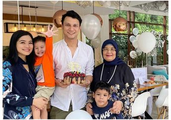 Kecup Mesra Sang Suami yang Genap Menginjak Usia 39 Tahun, Titi Kamal Sebut Christian Sugiono: Good Daddy & Good Husband!