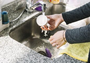 Tuang Garam ke Wastafel, Bahan Alami ini Ampuh untuk Menghilangkan Bau Tak Sedap di Dapur