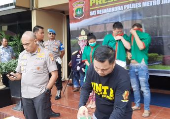 Tak Pakai Masker, Kekasih Vitalia Sesha&nbsp;dan Kurir Tutupi Wajah dengan Baju yang Dikenakannya saat Dihadirkan di Perilisan Kasus Narkoba