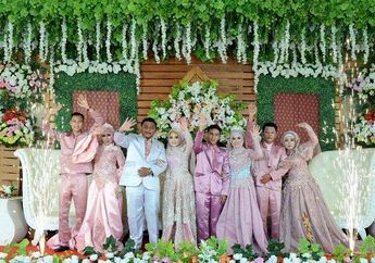 Gelar Nikah Massal Bareng Ketiga Anak Gadisnya di Lapangan Bola, Ibu Asal Ciamis Ini Mendadak Viral di Jagat Maya, Kru WO Sampai Geleng-geleng Kepala: Ini Kejadian Langka!