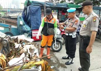 Diduga Hanyut Saat Banjir, Jasad Bayi Tanpa Identitas Ditemukan Tenggelam Bersama Sampah di Kali Tambora, Polisi Sebar Informasi dan Cari Keluarga