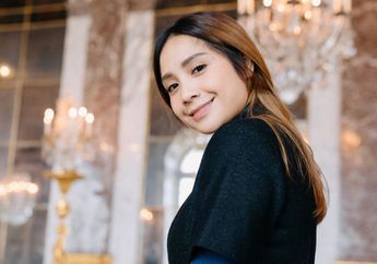 Tak Gengsi Makan Lesehan Sepiring Berlima Bersama Asisten dan Keluarga, Nagita Slavina Cuek Letakkan Tas Jutaan Rupiah Miliknya di Lantai, Netizen: Tas Termurahnya Mbak Gigi!