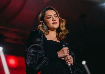 Masih Berduka, BCL Tetap Tampil Anggun Dalam Balutan Gaun Hitam saat Manggung