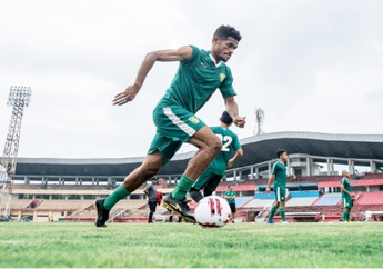 Libur Kompetisi, Winger Persebaya Alih Profesi Jadi Kuli Bangunan dan Tukang Kebun