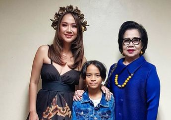 Ibunda BCL Unggah Foto Sang Anak Saat Kenakan Mukena, Mata Sembabnya Jadi Sorotan Netizen : Masih Sedih dari Matanya..