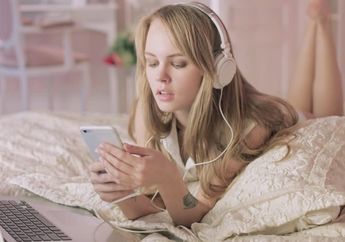 7 Lagu Pop yang Bisa Jadi Pengantar Tidur. Wajib Jadi Playlist!