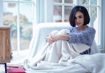 Didapuk Sebagai Wanita Paling Fashionable di Ajang Insert Fashion Awards, Tampilan Elegan Seksi Yuni Shara Pakai Gaun One Shoulder Jadi Sorotan!