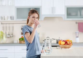 Tingkatkan Daya Tahan Tubuh dengan Rutin Minum Air Mineral Minimal 2 Liter Sehari