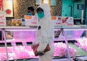 Viral Foto Seorang Warga Santai Belanja dengan Menggunakan Hazmat Padahal APD Sedang Langka Untuk Tenaga Medis, Begini Kata PSI...