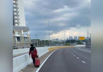 Viral Wanita Tua Nekat Jalan Kaki Sambil Bawa Koper dari Johor Malaysia ke Singapura Demi Bisa Rawat Suami yang Sedang Sakit
