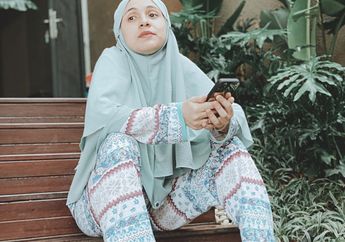 Duduk Ngemper Merenungi Nasib dengan Tatapan Kosong, Nycta Gina Ngaku Mulai Kangen Ngemall Sejak Pandemi Corona Mewabah di Indonesia