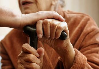 Mengapa Lansia Sering Ngompol? Ini Penyebab dan Solusinya!