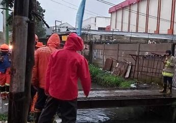 Terpeleset dan Terjatuh ke dalam Parit saat Jalan Bersama Sang Ibu, Tubuh Bocah 6 Tahun Asal Bandung Masih Belum Ditemukan Hingga Kini