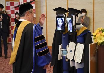 Tak Bisa Datang Langsung ke Hadapan Dosen dan Rektor Gegara Corona, Para Wisudawan di Jepang Perintahkan Robot Ambil Ijazah Lengkap Pakai Toga