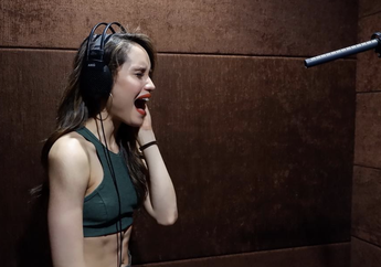 Cinta Laura Nangis Lihat Ojol Viral yang Lindungi Makanan dari Semprotan Desinfektan Mobil Water Cannon