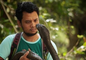 Video Mencekam saat Panji Petualang Takhlukkan 2 King Kobra Sebesar Garaga, Aksi sang Pawang Ular Jadi Sorotan!