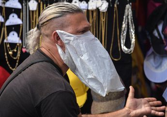 Tak Ada Masker, Kantong Kresek Pun Jadi. Malah, Ada yang Pake Bekas Galon Air!