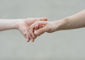 Potret Mengharukan di Tengah Physical Distancing, Seorang Saumi Setia Menunggu Istrinya yang Jalani Kemoterapi Kanker, Lihat Bagaimana Pria Ini 'Berkemah' di Halaman Ruang Rawat Sang Istri